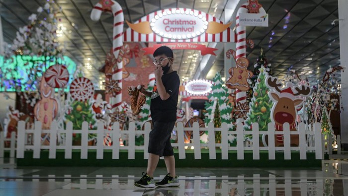 NUANSA NATAL DI BANDARA SOEKARNO HATTA Seorang bocah berjalan di dekat dekorasi Natal di Terminal 3 Bandara Soekarno Hatta, Tangerang, Banten, Selasa (20/12/2022). Jelang Hari Raya Natal, sejumlah titik di Bandara Internasional Soekarno Hatta didekor dengan nuansa Natal agar menjadi daya tarik sendiri bagi pengunjung. ANTARA FOTO/Fauzan/wsj.