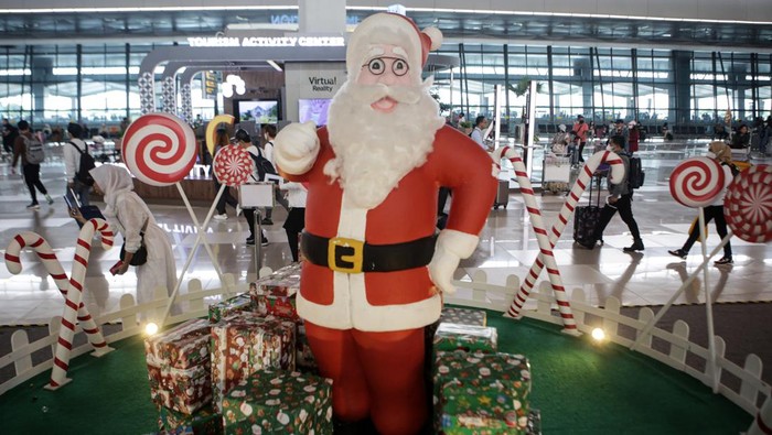 Seorang bocah berjalan di dekat dekorasi Natal di Terminal 3 Bandara Soekarno Hatta, Tangerang, Banten, Selasa (20/12/2022). Jelang Hari Raya Natal, sejumlah titik di Bandara Internasional Soekarno Hatta didekor dengan nuansa Natal agar menjadi daya tarik sendiri bagi pengunjung. ANTARA FOTO/Fauzan/wsj.