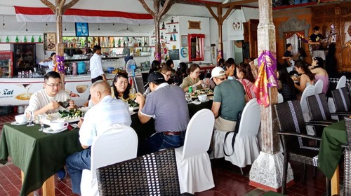 Para wisatawan saat menikmati makanan di salah satu hotel di Kabupaten Karangasem, Bali.