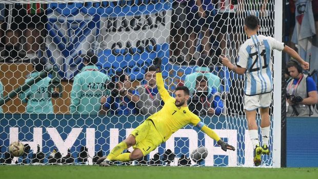 Argentina's forward #21 Paulo Dybala scores as France's goalkeeper #01 Hugo Lloris dives to the other side during the penalty shoot-out of the Qatar 2022 World Cup football final match between Argentina and France at Lusail Stadium in Lusail, north of Doha on December 18, 2022. - Argentina won in the penalty shoot-out. (Photo by FRANCK FIFE / AFP) (Photo by FRANCK FIFE/AFP via Getty Images)