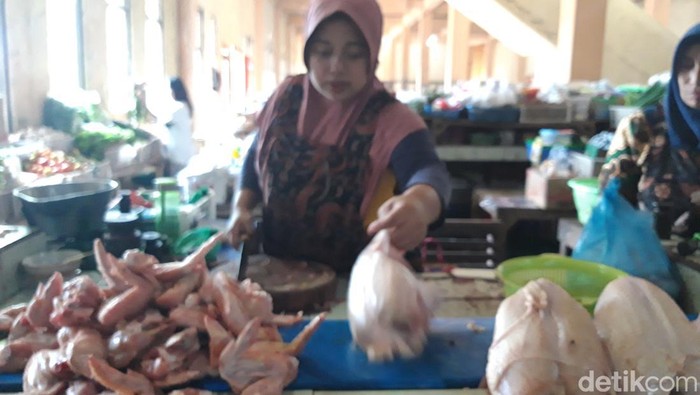 Pedagang daging ayam di Pasar Boyolali Kota, Selasa (20/12/2022).