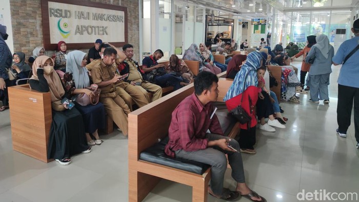 Pegawai non-ASN Pemprov Sulsel membeludak di RSUD Haji Makassar.