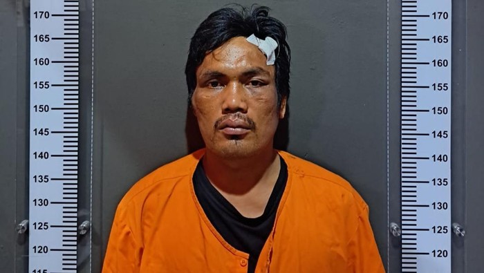 Pelaku pencurian kabel tower AS (31) saat diamankan di Polsek Sei Beduk