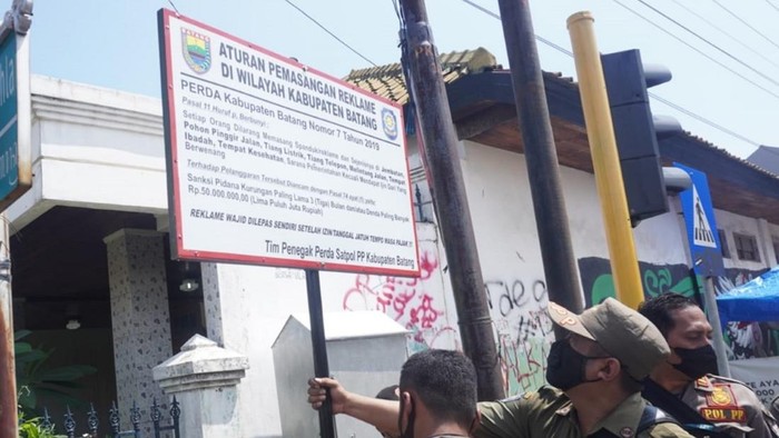 Pemasangan papan sosialisasi Perda soal Pengemis di Batang, Pemberi uang ke pengemis di Batang bisa didenda Rp 50 juta.