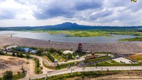 Bendungan Semantok memiliki kapasitas tampung sebesar 32,67 juta m3 yang bersumber dari aliran Sungai Semantok dengan luas area genangan sebesar 365 hektare.