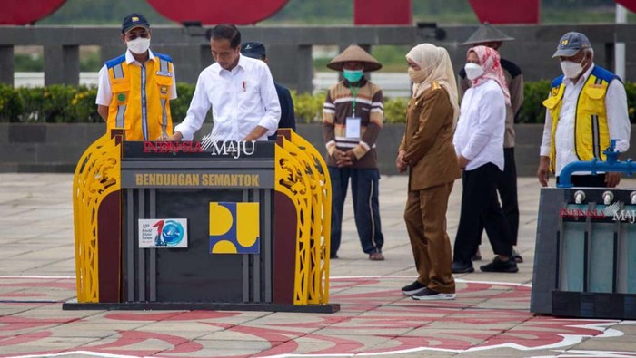Penampakan Bendungan ke-30 yang Diresmikan Jokowi Jokowi meresmikan Bendungan Semantok di Desa Sambikerep, Kecamatan Rejoso, Kabupaten Nganjuk. Ini adalah bendungan ke-30 yang diresmikan Jokowi.