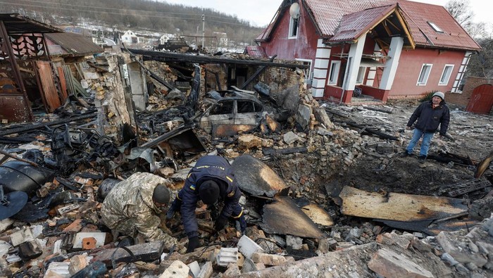 Penampakan Sisa-sisa Serangan Drone di Kiev Ukraina Local resident Mykola Kobzarenko looks at investigators as they work at the site of his house damaged during a Russian drone strike, amid Russia's attack on Ukraine, in the village of Stari Bezradychi, in Kyiv region, Ukraine December 19, 2022. REUTERS/Valentyn Ogirenko