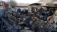Seorang penduduk lokal Mykola Kobzarenko memeriksa sisa-sisa garasinya yang hancur akibat serangan pesawat tak berawak Rusia, di tengah serangan Rusia terhadap Ukraina, di desa Stari Bezradychi, di wilayah Kiev, Ukraina, Senin (19/12/2022). Otoritas Kiev mengklaim telah menembak jatuh sedikitnya sembilan drone Rusia yang mengudara di wilayah udaranya.