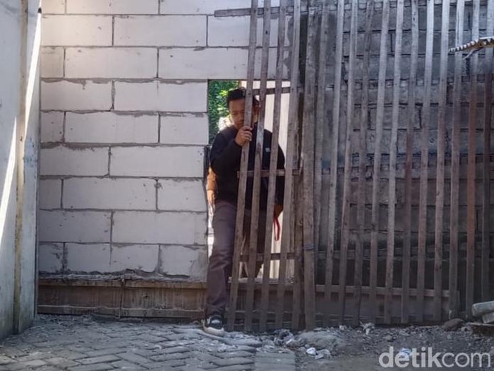 Penembokan akses jalan di Tulungagung