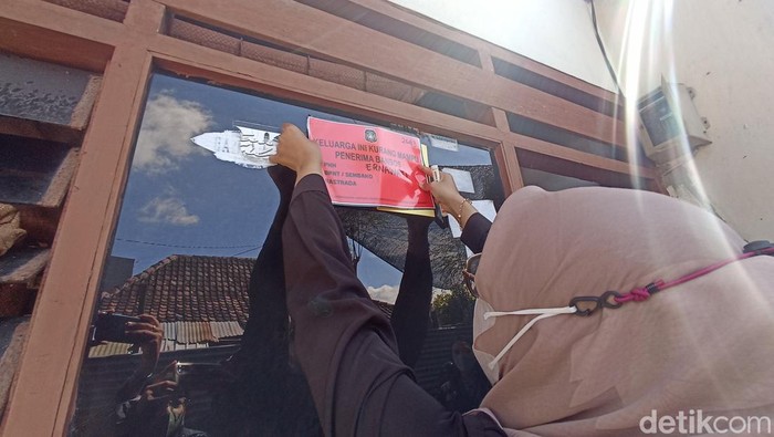Penempelan stiker rumah penerima bansos di Blitar