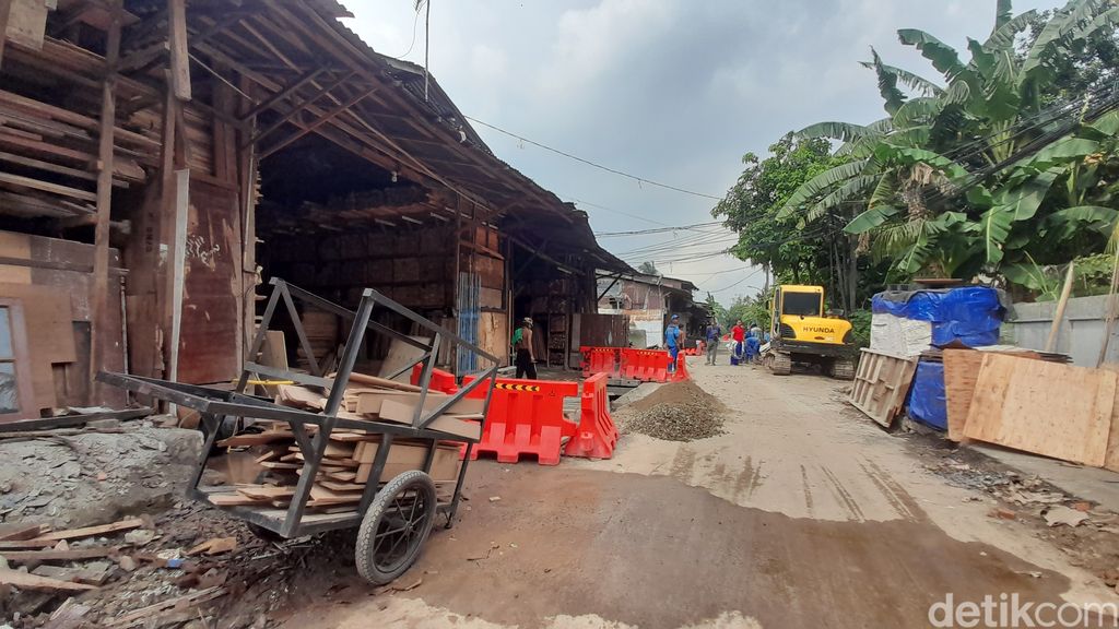 Pengerjaan got antibanjir atau saluran penghubung Jl Buluh Perindu, Pondok Bambu, Duren Sawit, 20 Desember 2022. (Ilham Oktafian/detikcom)