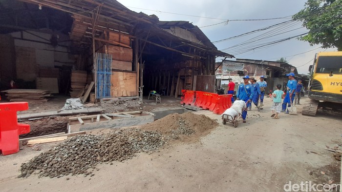 Pengerjaan got antibanjir atau saluran penghubung Jl Buluh Perindu, Pondok Bambu, Duren Sawit, 20 Desember 2022. (Ilham Oktafian/detikcom)