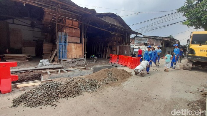 Pengerjaan got antibanjir atau saluran penghubung Jl Buluh Perindu, Pondok Bambu, Duren Sawit, 20 Desember 2022. (Ilham Oktafian/detikcom)