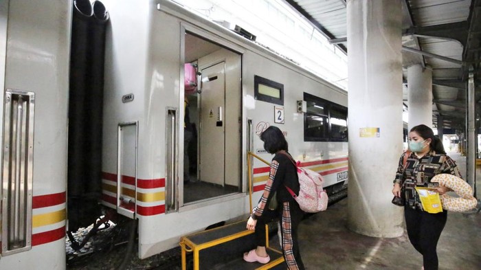 Penumpang menaiki kereta. (Foto: Dok KAI Divre I Sumut)