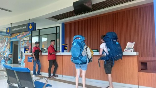 Suasana agen penjualan tiket bus di Terminal Mengwi H-5 libur Nataru
