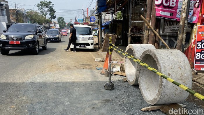 Perbaikan jalan di Sukabumi.