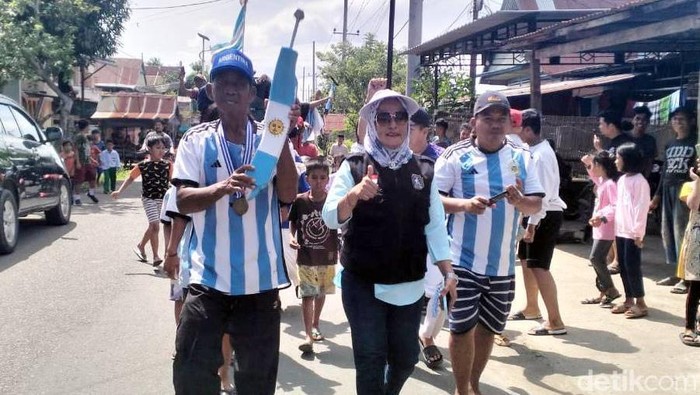 Fans Argentina di Kabupaten Polewali Mandar (Polman), Sulawesi Barat (Sulbar) Muhammad Yusuf (55) berjalan kaki sejauh 6 kilometer (km).