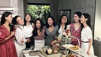 Ikut memeriahkan Natal bukan hal baru untuk Ririn. Tahun lalu ia kumpul bersama teman-temannya untuk makan bersama.