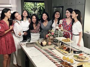 Potret Ririn Dwi Ariyanti Saat Ikut Makan di Perayaan Natal