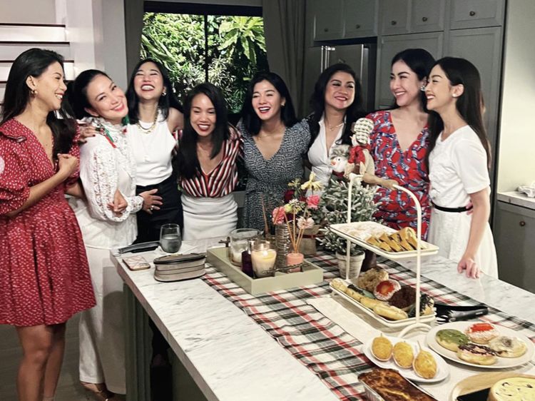 Potret Ririn Dwi Ariyanti Saat Ikut Makan di Perayaan Natal