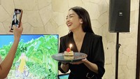 Tak bisa membendung rasa bahagia, Ririn memamerkan senyum manis saat diberi kejutan kue ulang tahun. Tampak ada satu lilin manis yang menyertai.