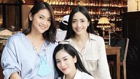 Kumpul bareng teman artis, tampak Ririn, Rini Yulianti, dan Bunga Zainal habiskan waktu bersama. Mereka makan di sebuah restoran mewah.