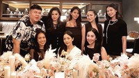 Perayaan ulang tahun Ririn selalu berkesan. Pada 2020, pemilik rambut indah ini merayakannya dengan makan bersama sahabat. Dekorasi mejanya cantik penuh bunga.