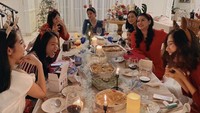 Year end dinner with these girls, tulis Ririn di keterangan foto. Ia juga ikut merayakan sukacita Natal dengan makan bersama tahun 2019.