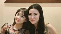 Berjumpa dengan sahabat yang sudah lama tidak bertatap muka selalu menyenangkan. Apalagi jika diisi agenda makan bersama seperti yang dilakukan Ririn ini.