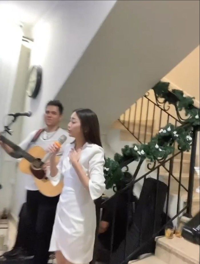 Potret Ririn Dwi Ariyanti Saat Ikut Meriahkan Momen Makan Natal Potret Ririn Dwi Ariyanti Saat Ikut Meriahkan Momen Makan Natal