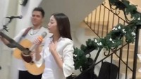 Nama Ririn Dwi Ariyanti jadi sorotan usai videonya ikut dalam momen perayaan Natal dibagikan Benny Simanjuntak. Paman Jonathan Frizzy itu memperlihatkan kedekatan Ririn dengan keluarga mereka. Foto: Instagram Benny Simanjuntak