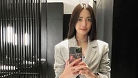 Belum lama berulang tahun, Ririn tampak awet muda di usianya yang ke-37. Ia berharap dirinya lebih kuat, lebih baik, dan lebih bijaksana di umur yang baru.