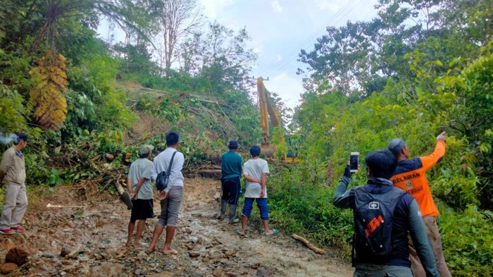Proses pembersihan material longsor di Pinrang.