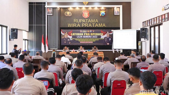 Rapat gabungan personel di Banyuwangi untuk pengamanan Nataru 2022