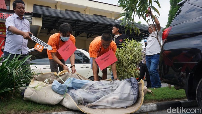 Rekonstruksi pembunuhan karyawan toko gorden di Mojokerto