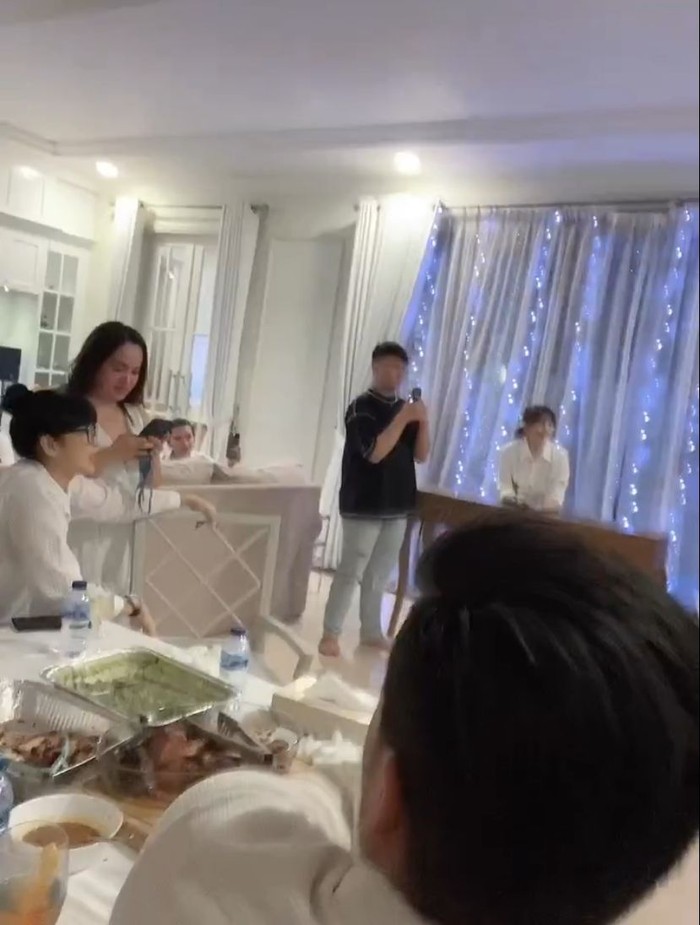 Ririn Dwi Ariyanti Rayakan Natal Bersama Keluarga Jonathan Frizzy Ririn Dwi Ariyanti Rayakan Natal Bersama Keluarga Jonathan Frizzy