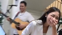 Ririn Dwi Ariyanti begitu menikmati momen ini. Foto: Instagram Benny Simanjuntak