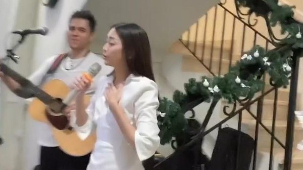 Potret Ririn Dwi Ariyanti Rayakan Natal Bersama Keluarga Jonathan Frizzy
