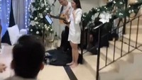 Pada kesempatan itu, terlihat Ririn Dwi Ariyanti bernyanyi diiringi alunan gitar. Foto: Instagram Benny Simanjuntak