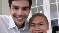 Benny Simanjuntak merayakan Natal bersama keluarganya, termasuk Jonathan Frizzy. Foto: Instagram Benny Simanjuntak