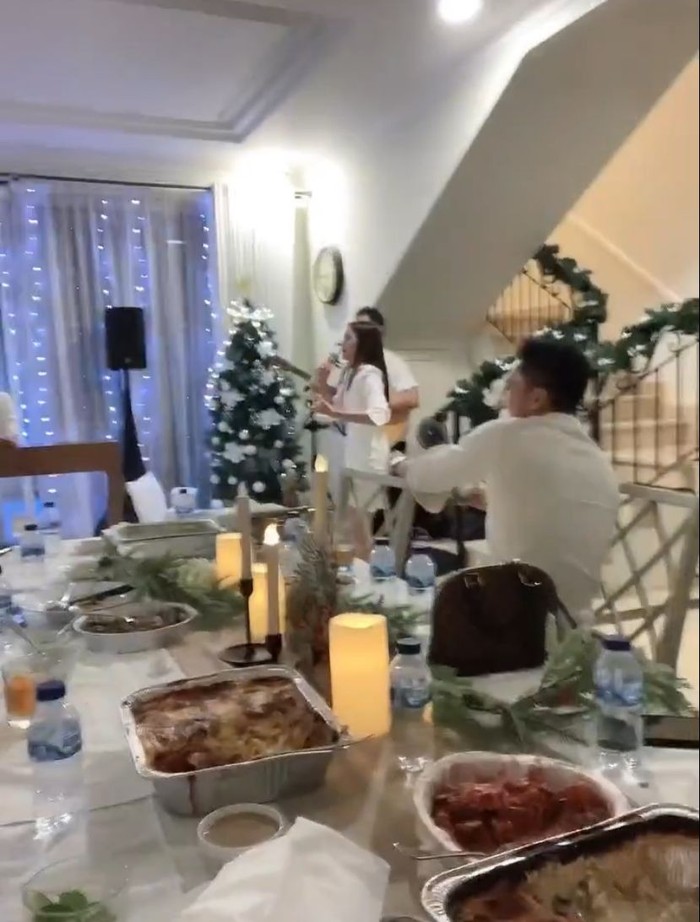 Ririn Dwi Ariyanti Rayakan Natal Bersama Keluarga Jonathan Frizzy Ririn Dwi Ariyanti Rayakan Natal Bersama Keluarga Jonathan Frizzy