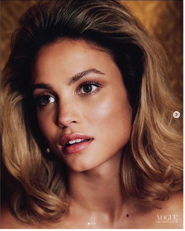 Rose Bertram dan Gregory van der Wiel pacaran saat sang model berusia 17 tahun. Keduanya menjalani hubungan hingga dikaruniai seorang anak perempuan. Namun hubungan cinta mereka berkahir pada 2022. Foto: Getty Images