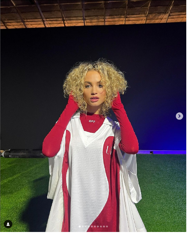 Rose Bertram tampil memakai jersey saat catwalk yang digelar bersamaan dengan Piala Dunia Qatar 2022 itu. Foto: Getty Images