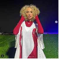Rose Bertram tampil memakai jersey saat catwalk yang digelar bersamaan dengan Piala Dunia Qatar 2022 itu. Foto: Getty Images