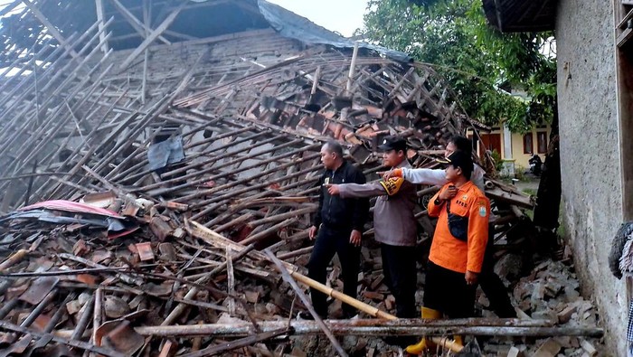 Rumah rusak di Karawang akibat hujan deras
