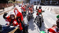 Para peserta parade berkendara melintasi jalan-jalan pusat kota Tokyo.  