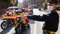 Orang-orang yang mengenakan kostum Sinterklas mengendarai sepeda motor mereka selama parade Xmas Toy Run di Tokyo, Jepang, Minggu (18/12/2022).