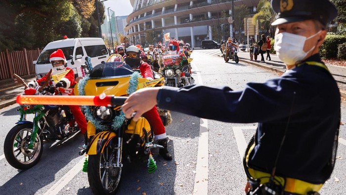 Saat Sinterklas Naik Moge Jalan-jalan di Pusat Kota Tokyo People dressed in Santa Claus costumes ride their motorbikes during Xmas Toy Run parade to rev up the holiday spirit and rally against child abuse, organised by Harley Santa Club, in Tokyo, Japan December 18, 2022. REUTERS/Issei Kato