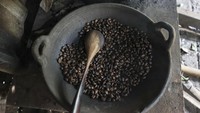 Setelah biji kopi dibersihkan dan dikeringkan, selanjutkan biji kopi disangrai. Proses tersebut masih dilakukan dengan alat tradisional.