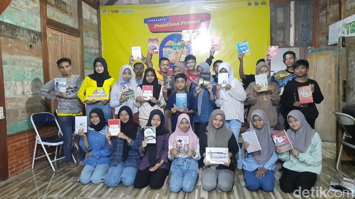 Sejumlah remaja Desa Nglarohgunung, Kecamatan Jepon, Kabupaten Blora menunjukkan buku kiriman dari Gibran Rakabuming Raka, Selasa (20/12/2022).